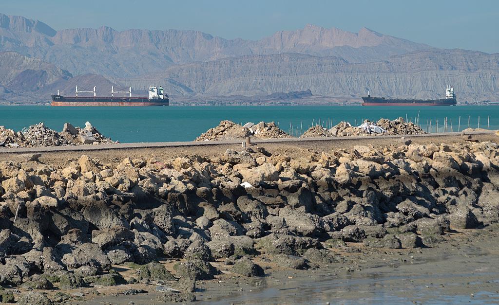 美军基地遭“精确打击” 伊朗最高领袖称不会放弃复仇