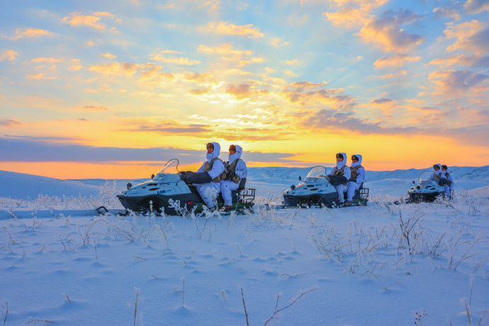 跟边防官兵一起踏上风雪巡逻路