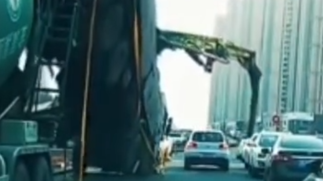 大连甘井子一水泥泵车侧翻砸中多车 被砸车辆为停放车辆 无人员伤亡