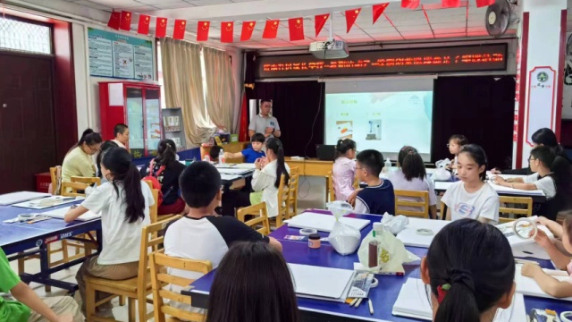 妙笔生花 聚沙成画 石景山鲁谷街道依翠园南社区开展肌理画制作活动