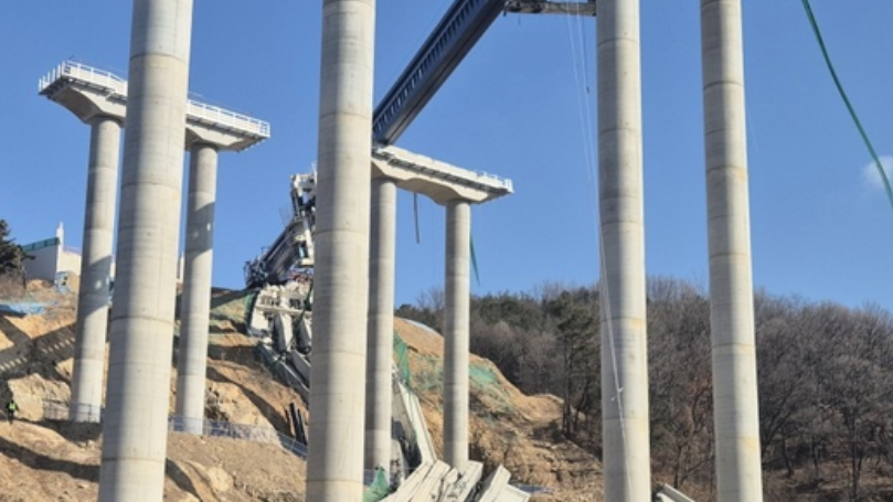 韩国一高速公路在建桥梁倒塌 致3死5伤