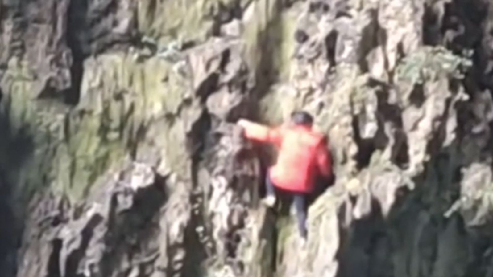 “贵州一女子徒手攀崖壁108米”引热议，景区回应