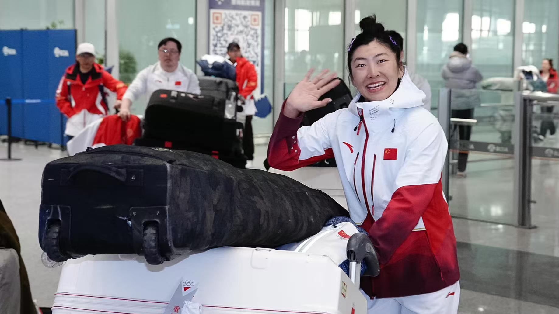 中国体育代表团健儿凯旋 徐梦桃:努力再拼一届冬奥会! 中国体育代表团健儿凯旋 徐梦桃:努力再拼一届冬奥会!