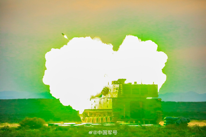 超震撼!高原之上多要素实弹射击现场 超震撼!高原之上多要素实弹射击现场