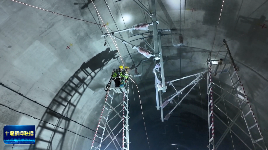 西十高铁湖北段接触网工程首条承力索成功架设 西十高铁湖北段接触网工程首条承力索成功架设
