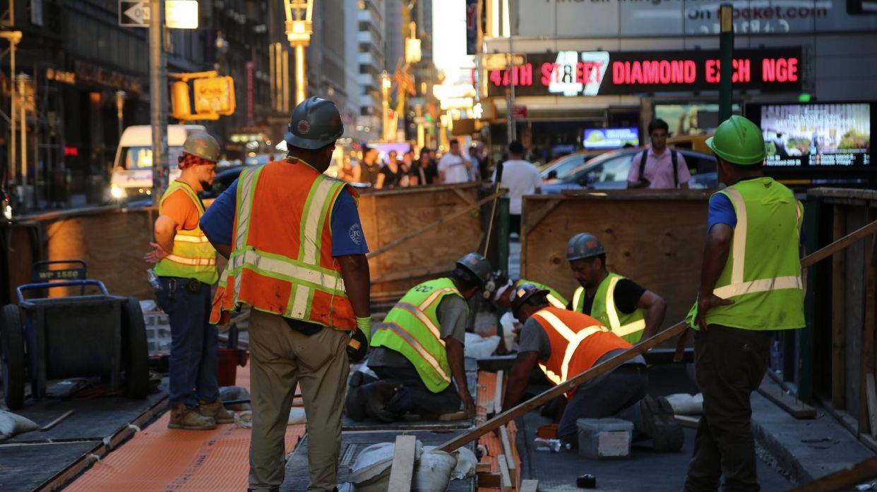 重压之下 美国劳动力市场流失逾120万移民