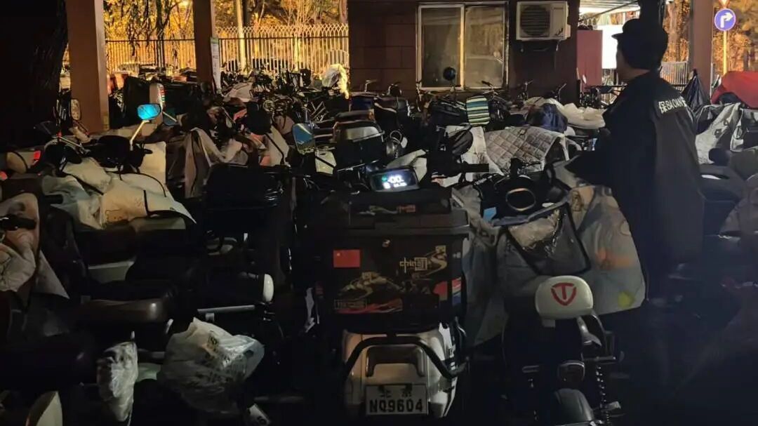 告别“见缝插针”！实拍太阳宫芍药居9号院车棚新貌——