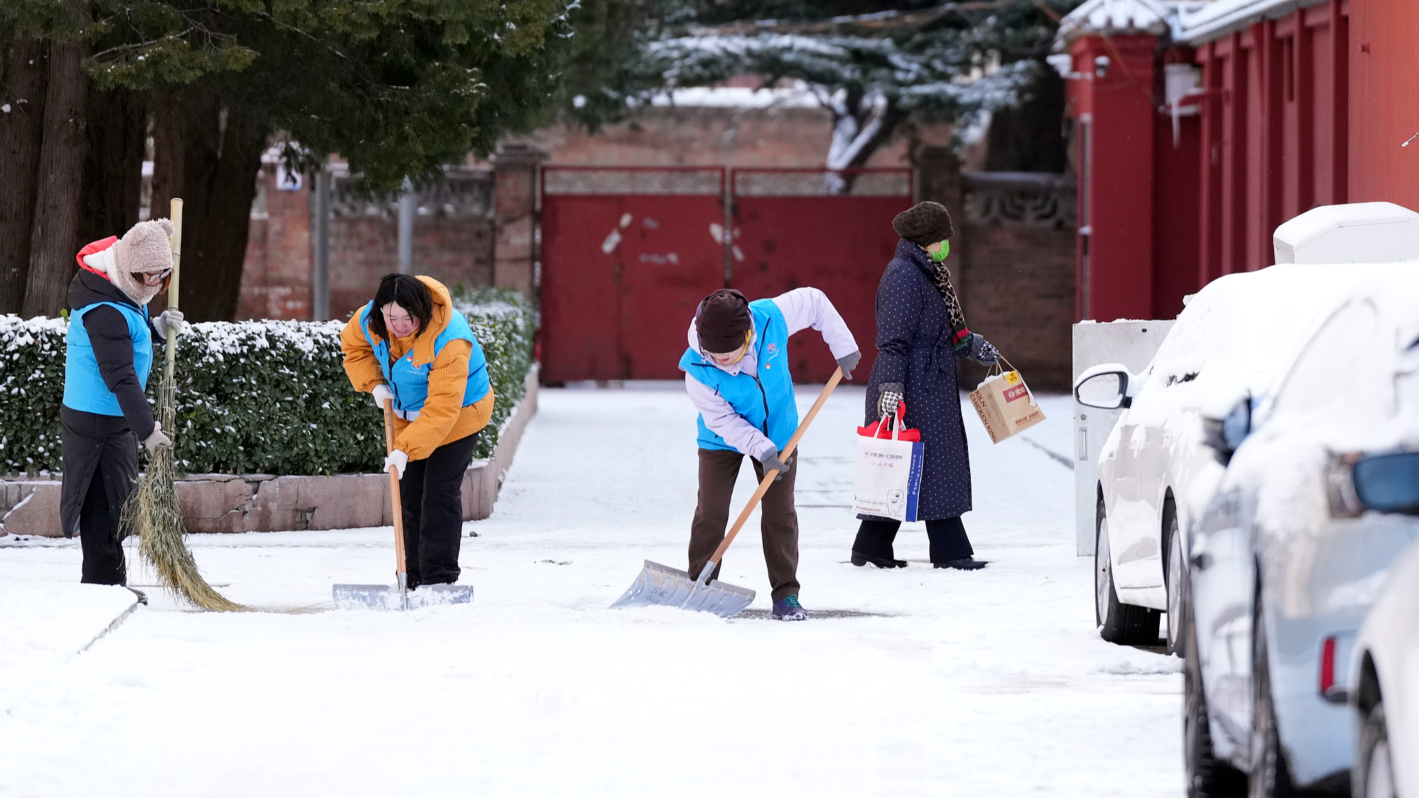 北京9.1万人次上街扫雪铲冰，人员及车辆投入翻一番