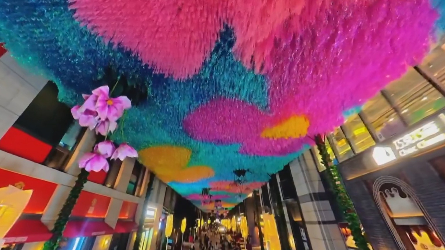 北京坊天幕焕新 悬浮花海铺满天际