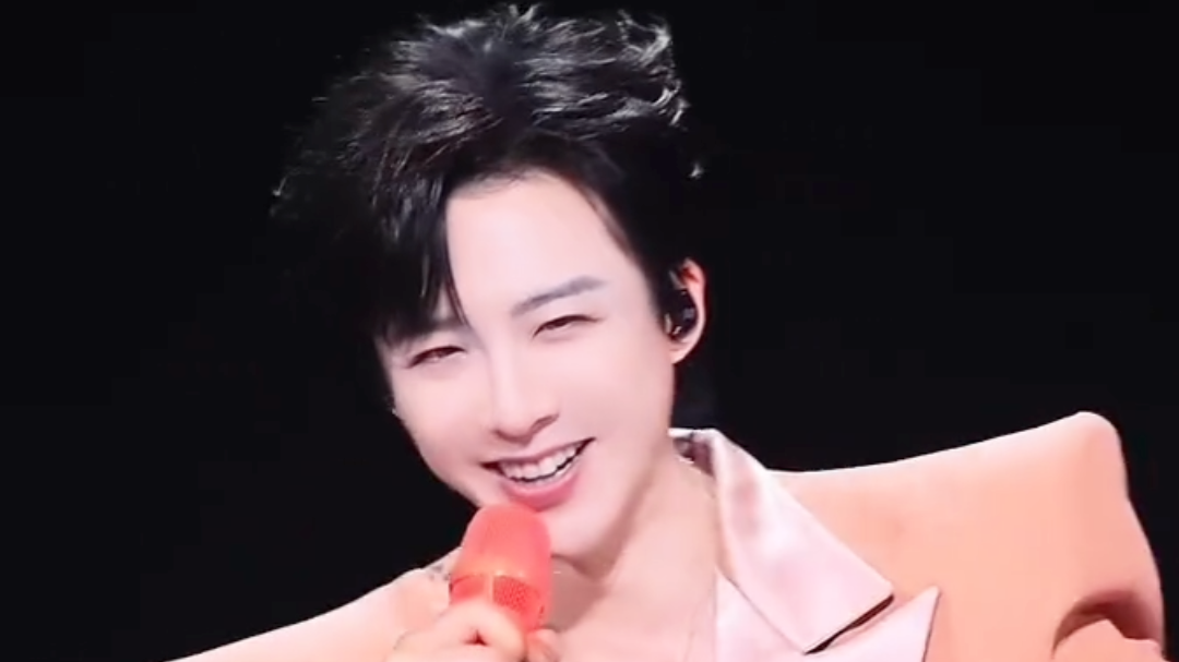 刘宇宁在杭州演唱会现场,幽默回应粉丝举牌 “原谅现偶” 刘宇宁在杭州演唱会现场,幽默回应粉丝举牌 “原谅现偶”