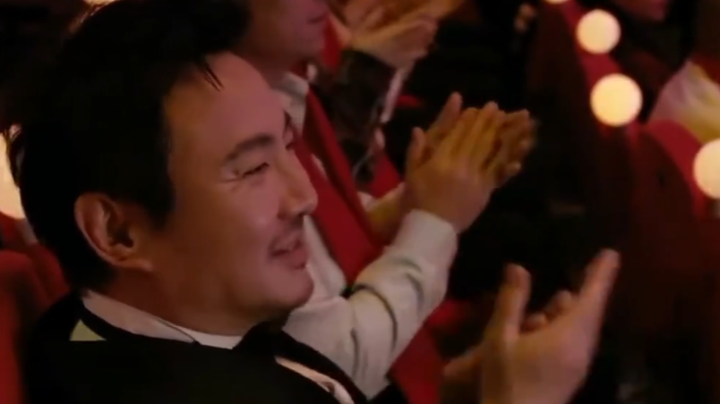 沈腾观众席“偷”吃橘子 被抓拍,看似在鼓掌 实则是扔了橘子皮 沈腾观众席“偷”吃橘子 被抓拍,看似在鼓掌 实则是扔了橘子皮