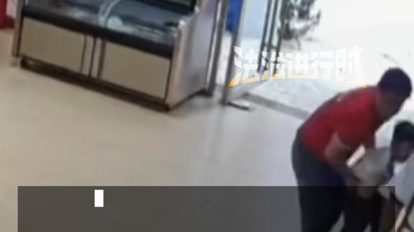 爸爸端火锅撞上蹦跳儿子 一眼没看到 热汤直接洒在孩子身上