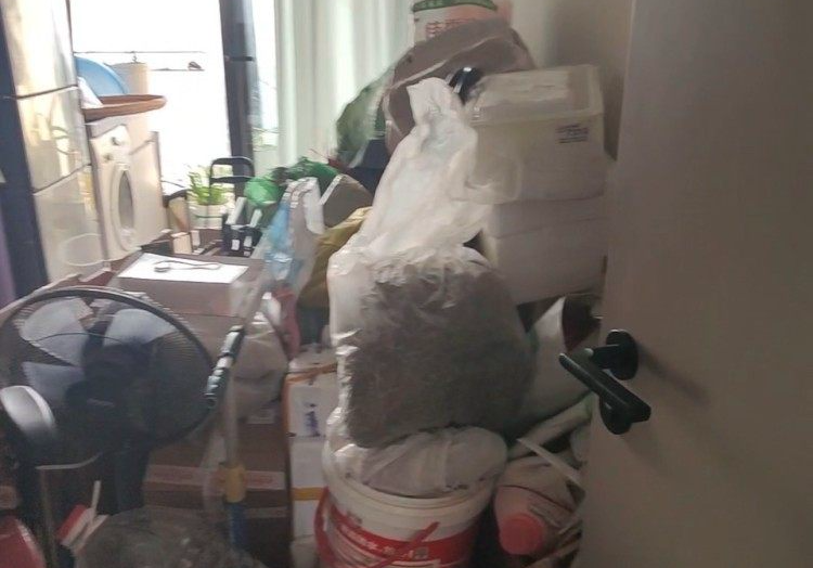 父母把江景房堆满杂物,扔的旧物总被捡回 专家:划定边界 尊重差异 父母把江景房堆满杂物,扔的旧物总被捡回 专家:划定边界 尊重差异