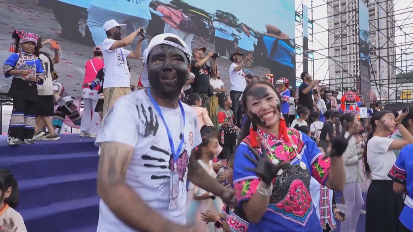 抹得越黑越幸福!丘北激情狂欢“花脸节” 抹得越黑越幸福!丘北激情狂欢“花脸节”