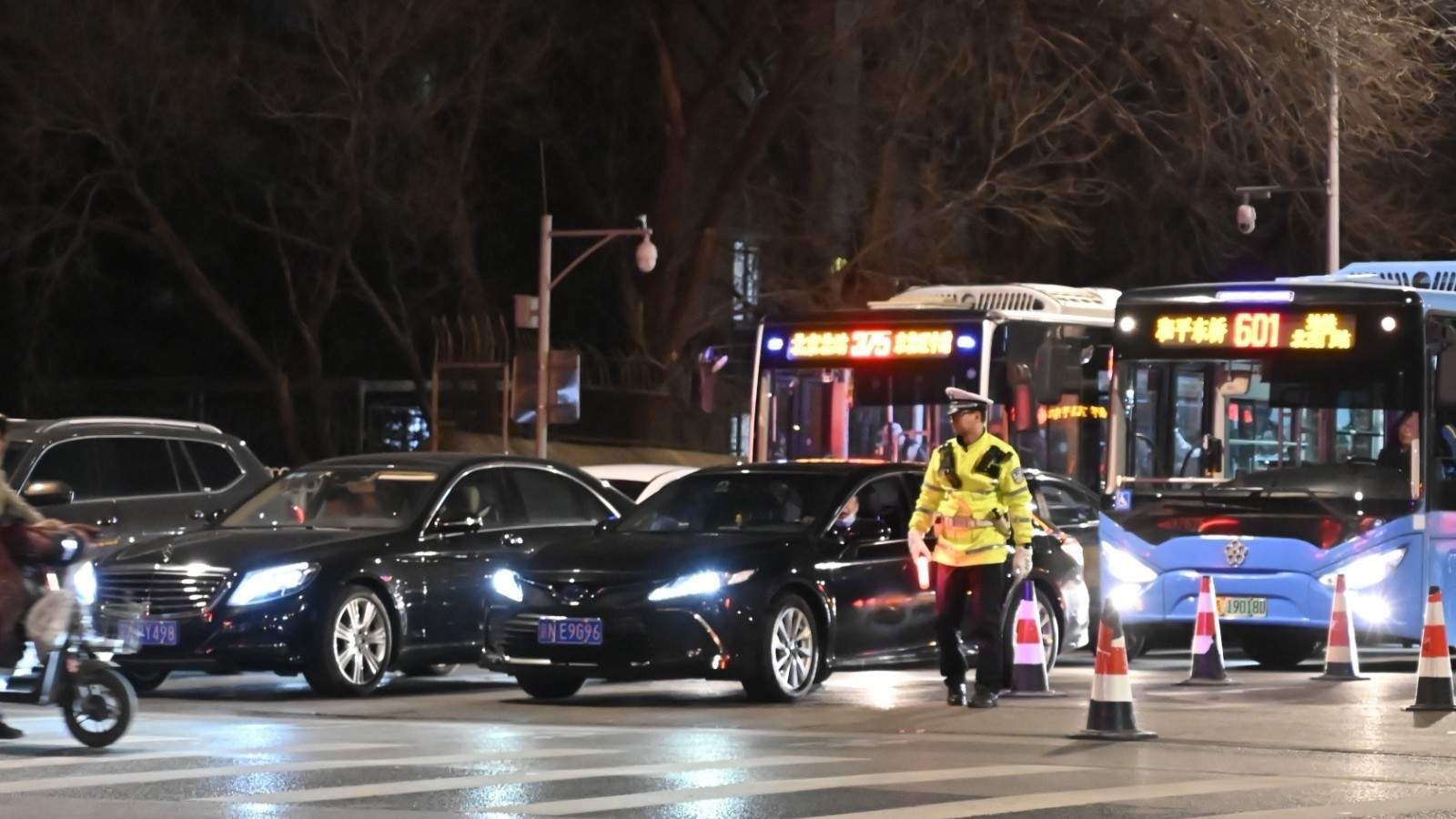 灯火阑珊处,警徽映元宵——海淀交警守护圆明园“盛世”平安路 灯火阑珊处,警徽映元宵——海淀交警守护圆明园“盛世”平安路