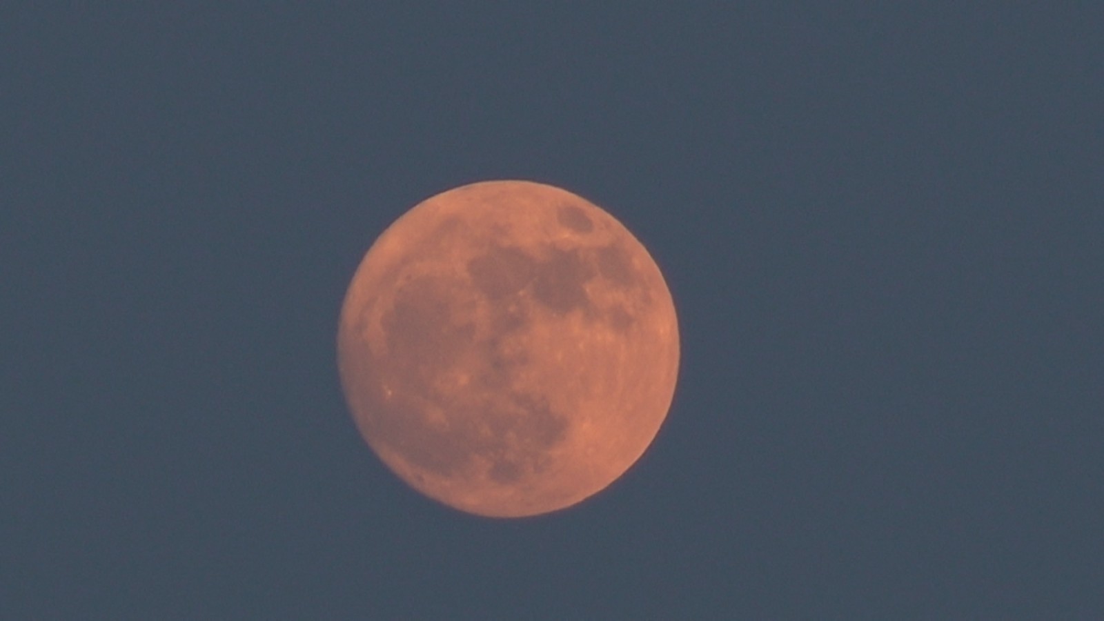 年度“最低满月”来了！你看你看月亮的脸！