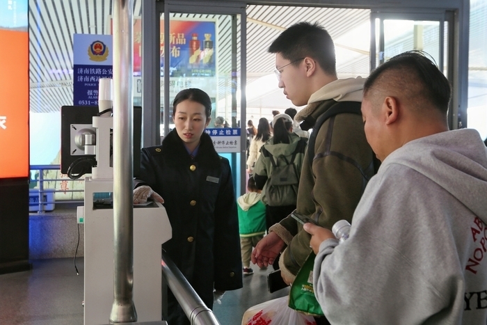 济南三大火车站清明小长假运输启动：4日为客流高峰日