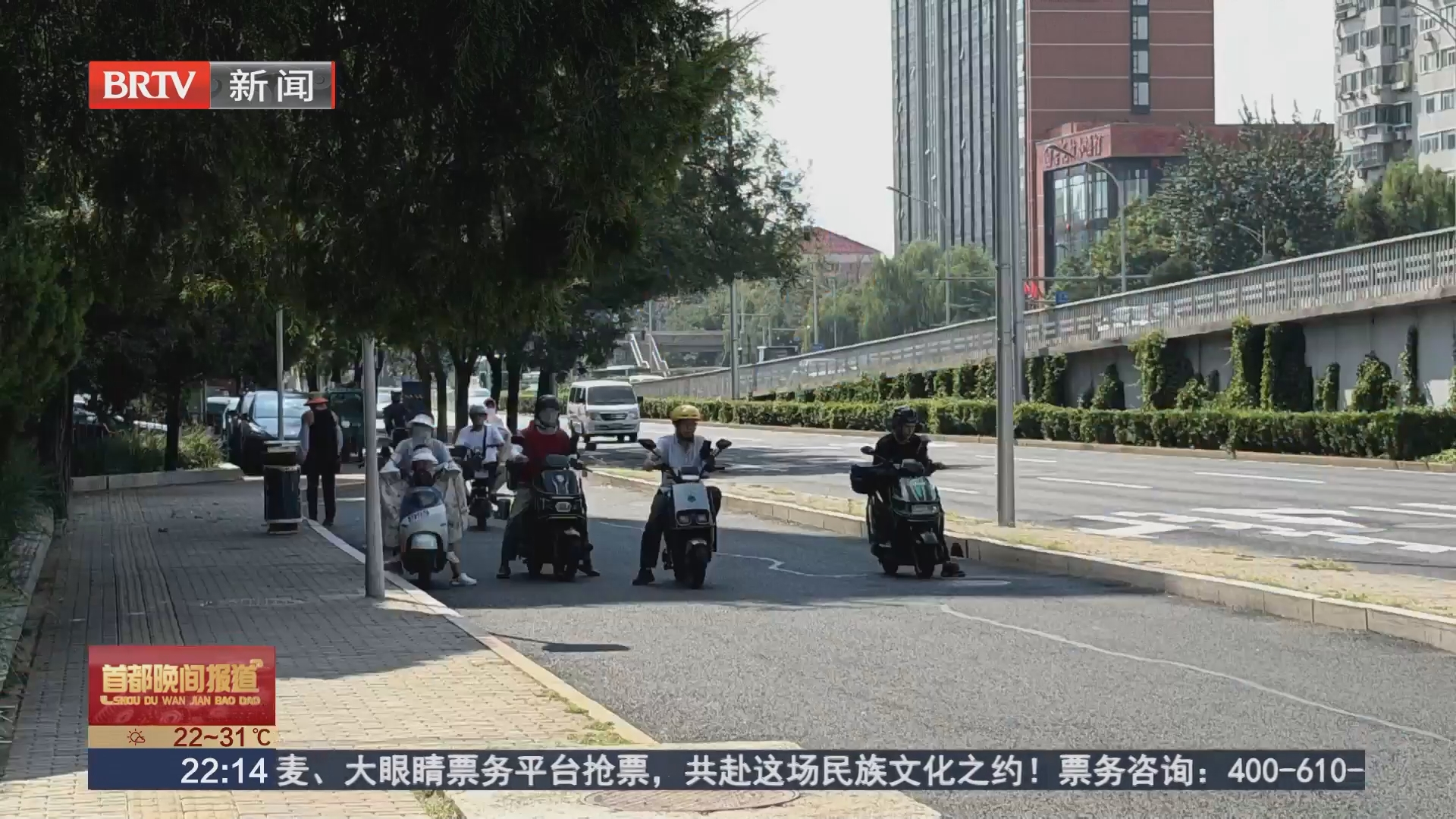 路口树荫“断档” 小小遮阳棚派上大用场 路口树荫“断档” 小小遮阳棚派上大用场