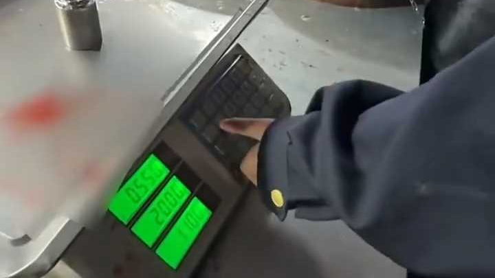 菜市场商户使用“鬼秤”仍振振有词，市场监管人员现场拆穿！