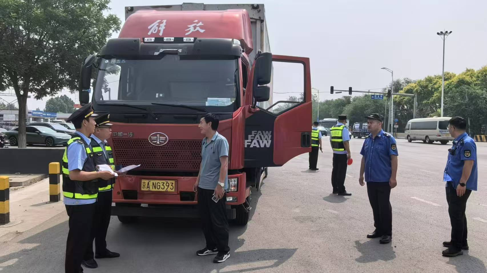 市区两级治超部门共同发力,确保市民出行安全 市区两级治超部门共同发力,确保市民出行安全