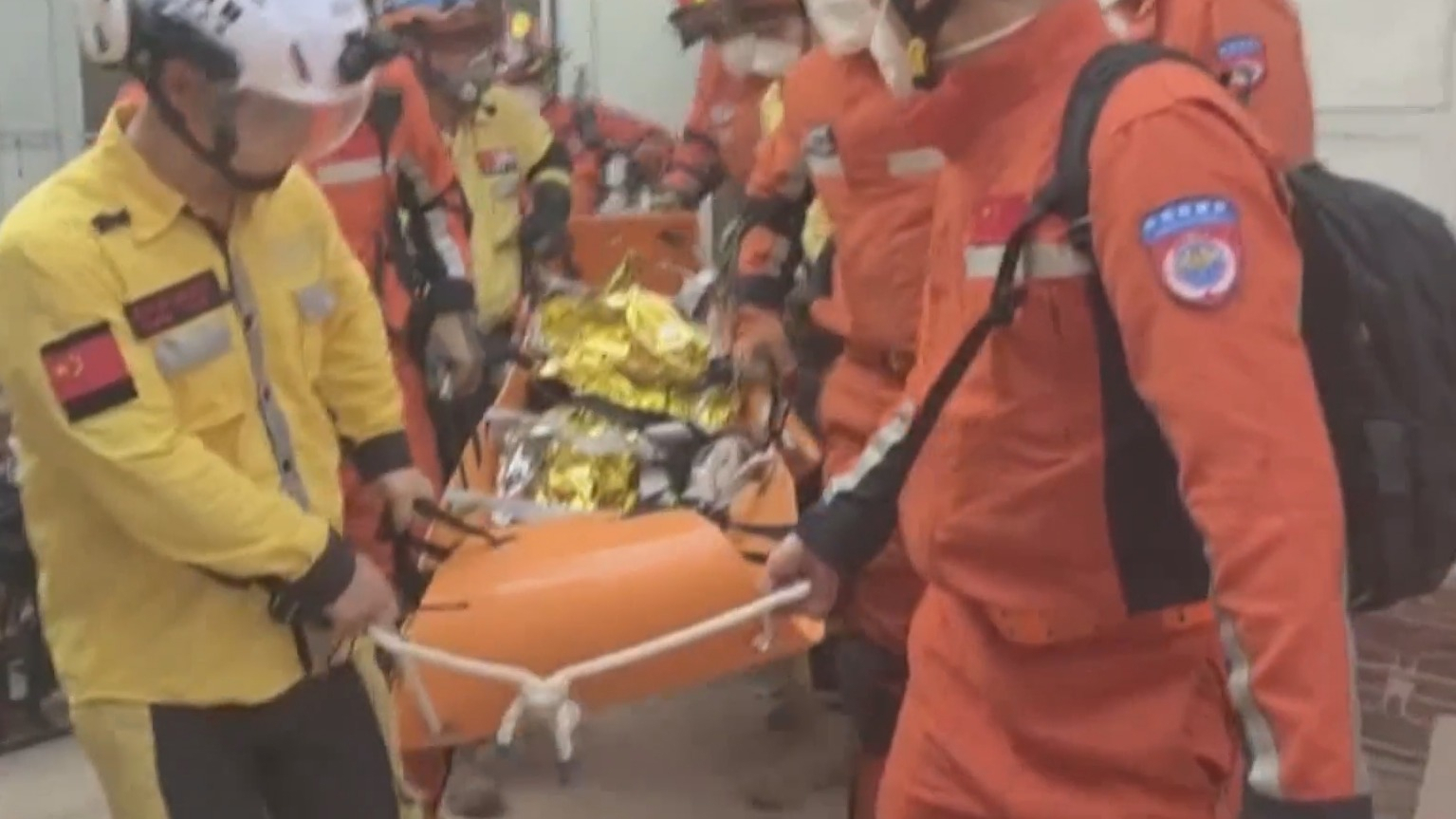 中国救援队已救出4名幸存者 包括一名孕妇和一名儿童 中国救援队已救出4名幸存者 包括一名孕妇和一名儿童