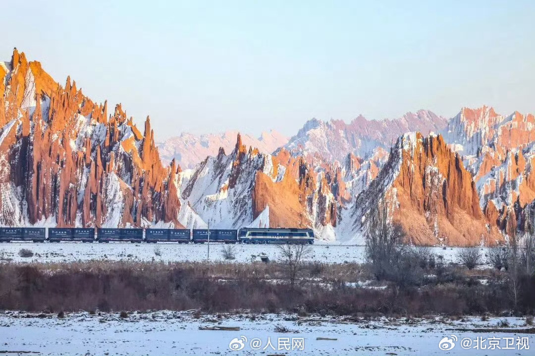 雪后戈壁列车驰骋上演硬核浪漫#风笛声声,穿透凛冽寒风。 雪后戈壁列车驰骋上演硬核浪漫#风笛声声,穿透凛冽寒风。