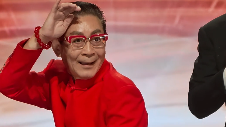 六小龄童一身红衣登场，挥动金箍棒，身法利落风采依旧，经典一幕让网友感慨大圣归来