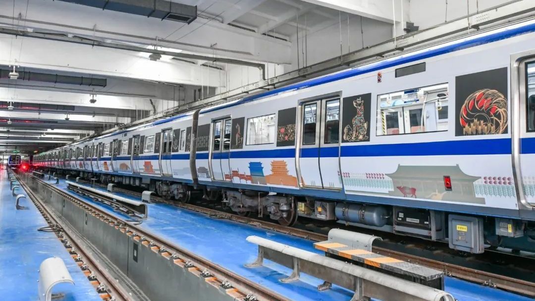 北京地铁2号线中轴专列发车！8号线+2号线竟组成一个汉字——
