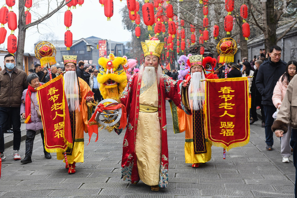 大年初四多地景区启动限流,官方呼吁错峰出行或选择周边游览 大年初四多地景区启动限流,官方呼吁错峰出行或选择周边游览