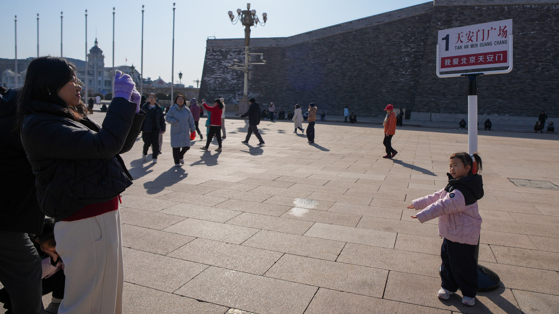 存包柜、售药机、拍照机，天安门广场新增便民设备