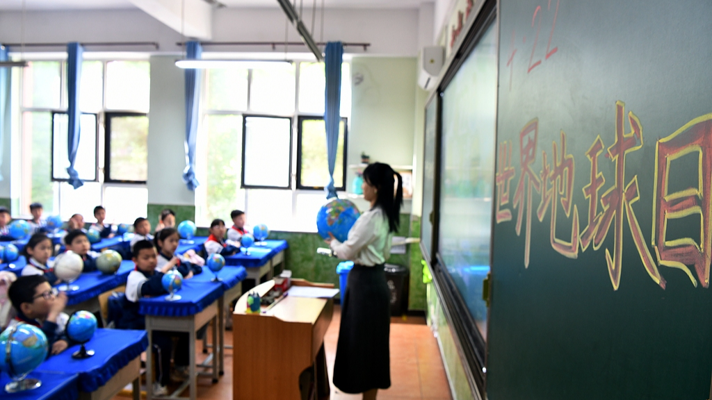 两部门:2026年中小学幼儿园教师招聘严禁“简历筛选” 两部门:2026年中小学幼儿园教师招聘严禁“简历筛选”