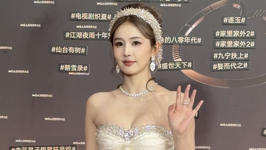 演员白鹿与记者可爱互动 演员白鹿与记者可爱互动