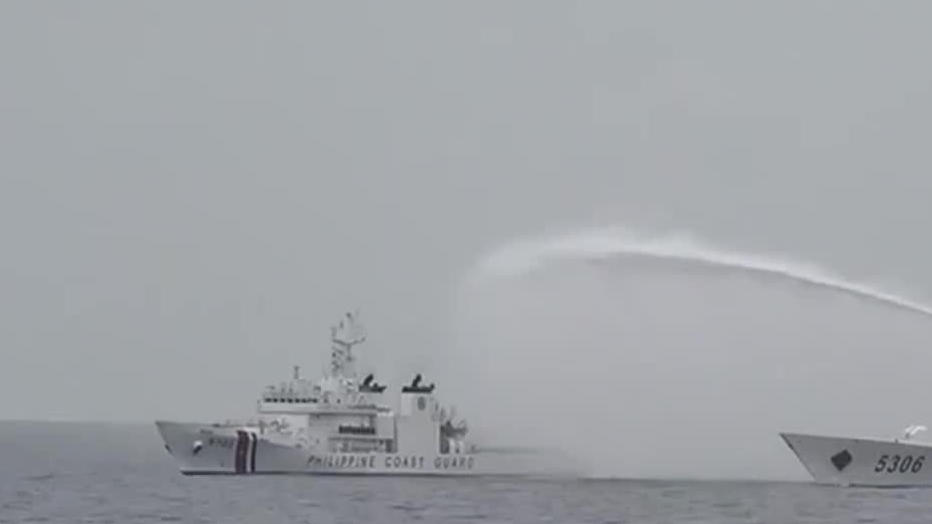 中国海警水炮喷射驱离菲侵权船只 现场画面公布