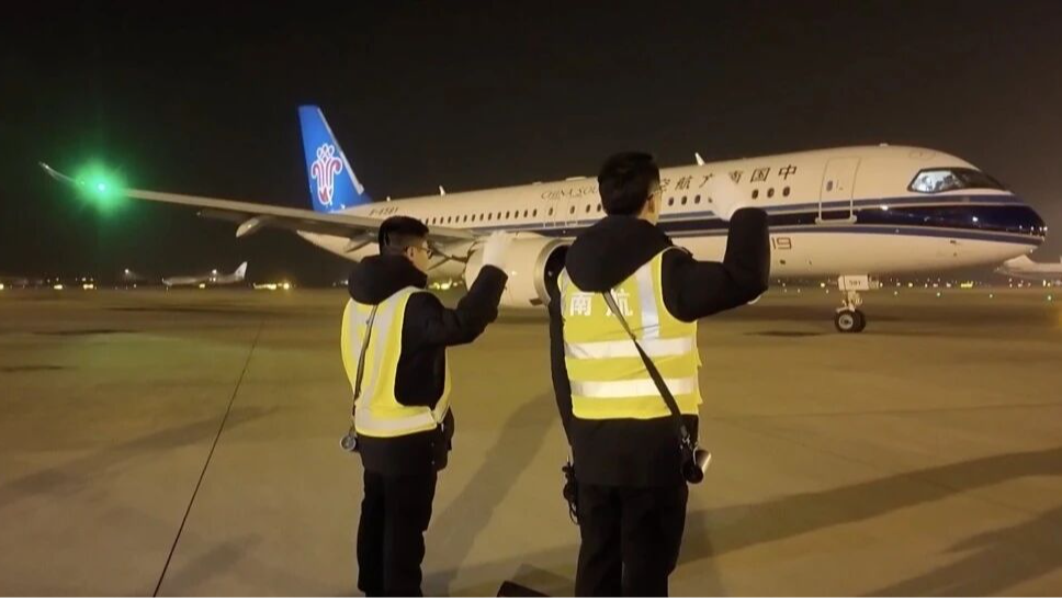 飞机“拜拜员”的每一次挥手,都是对安全的郑重承诺 飞机“拜拜员”的每一次挥手,都是对安全的郑重承诺