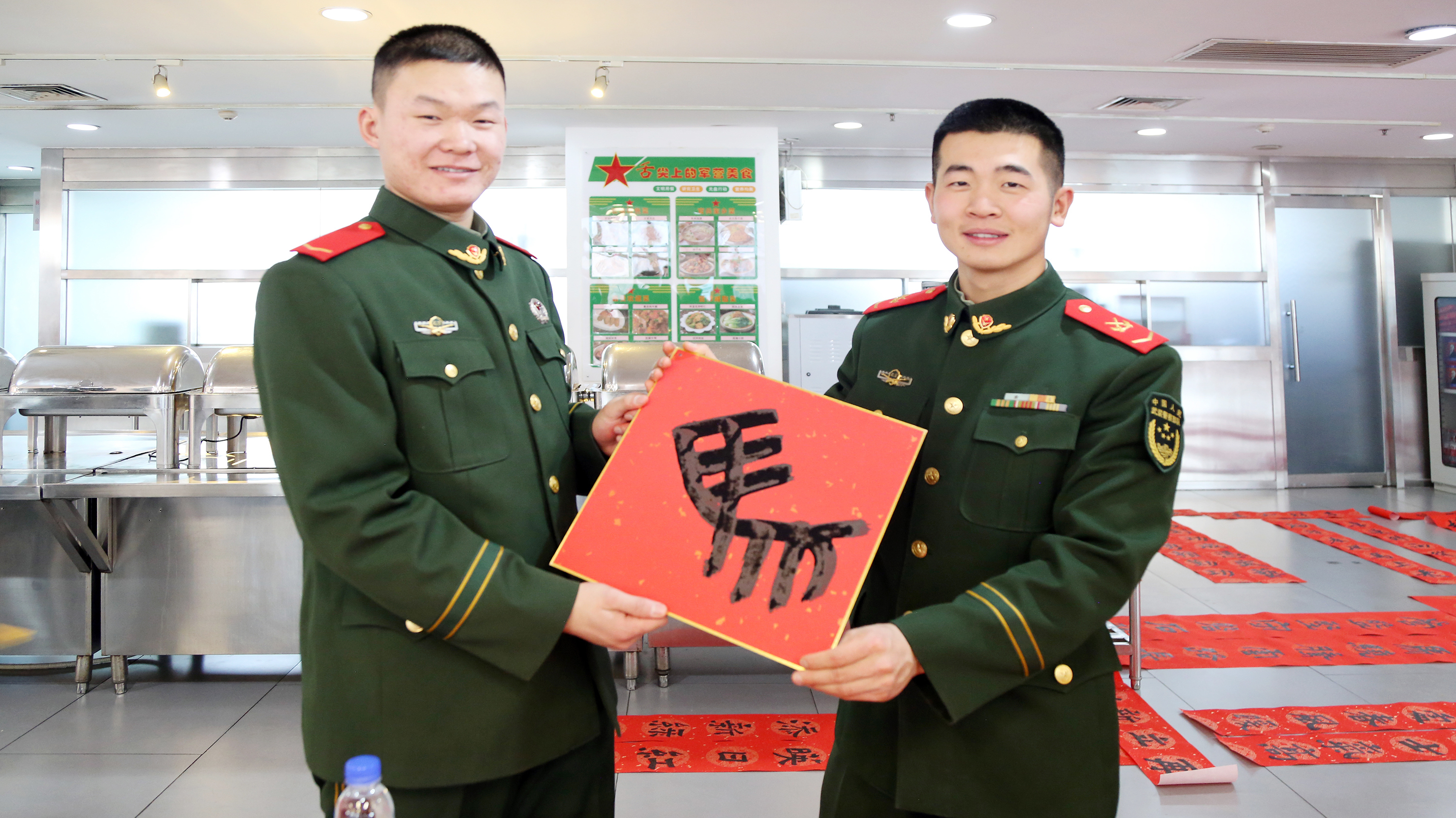 军民同心迎马年 墨香情暖军营间