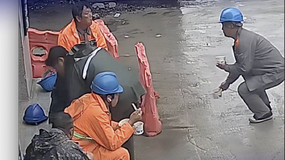 工人坐在台阶上避雨,民警发现后邀请他们进屋休息,贴心倒上热水 工人坐在台阶上避雨,民警发现后邀请他们进屋休息,贴心倒上热水