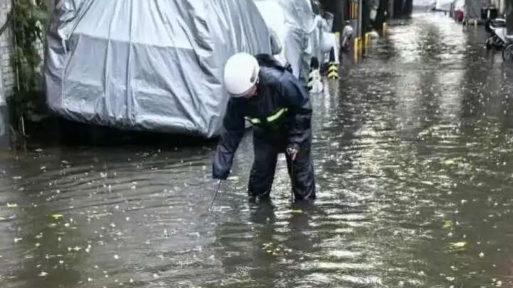 大雨突袭！ 安定门街道快速处置积水险情