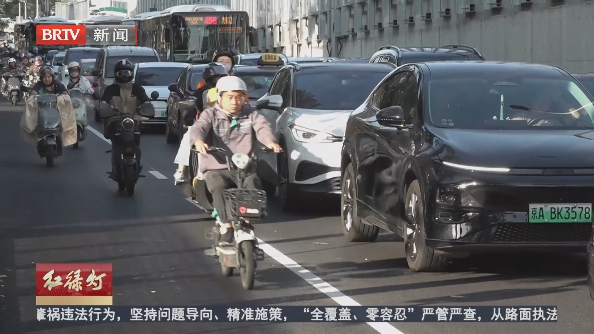 早高峰设岗整治非机动车 反复叮嘱戴头盔