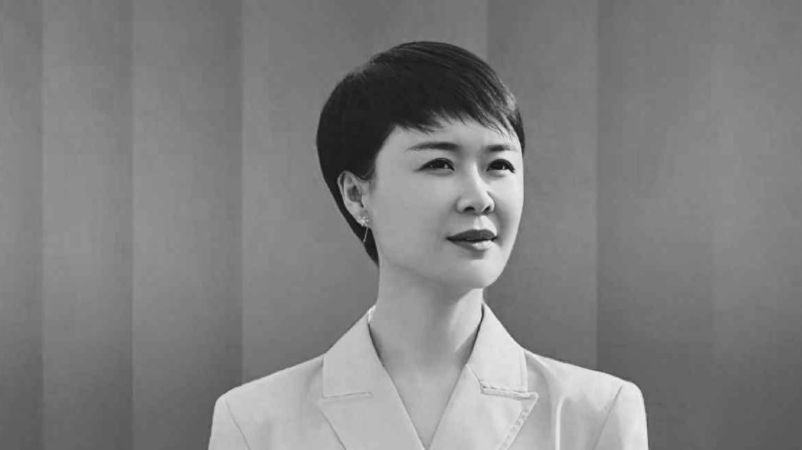 贺娇龙公开悼念仪式今日在昭苏举行,现场车辆绵延数公里 贺娇龙公开悼念仪式今日在昭苏举行,现场车辆绵延数公里