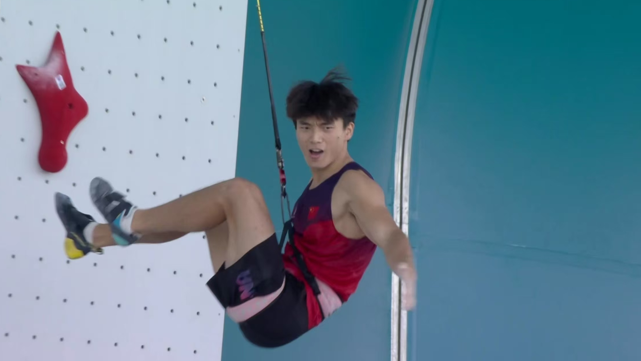 伍鹏夺得巴黎奥运会运动攀岩男子速度赛银牌