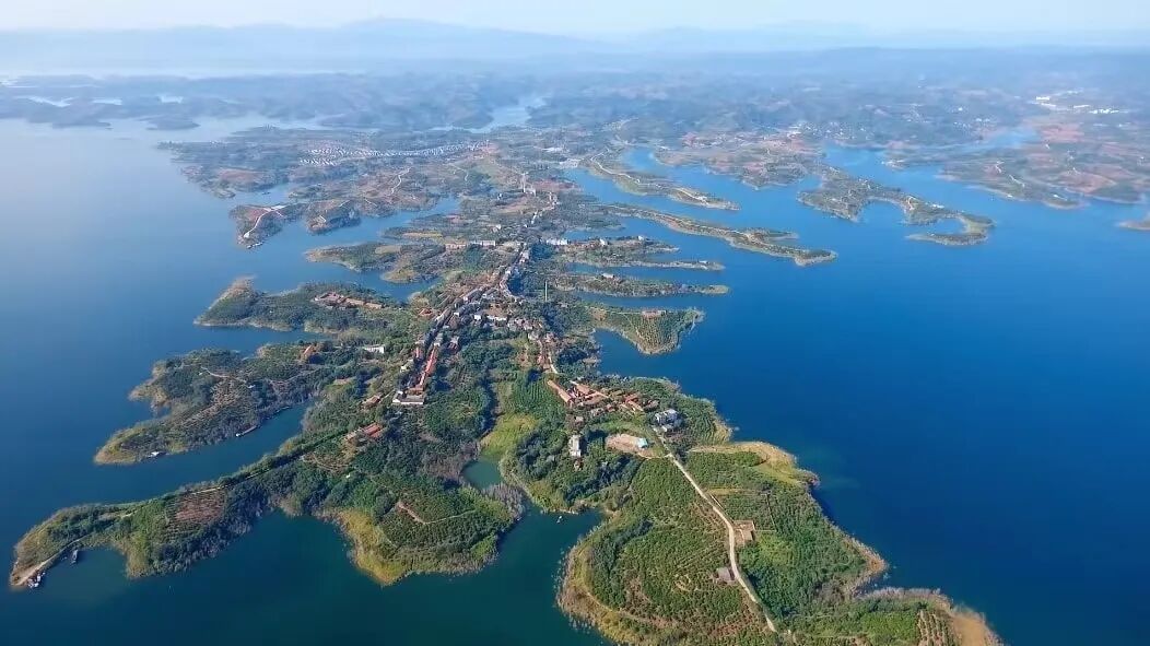 看，丹江口水库中央这幅“水墨长卷”！