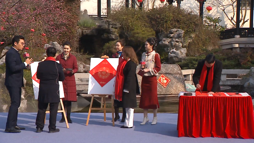 欢歌迎新春!外国友人体验“堰味”马年 欢歌迎新春!外国友人体验“堰味”马年