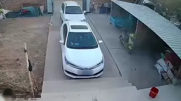 女婿放窜天猴意外“崩”出老丈人