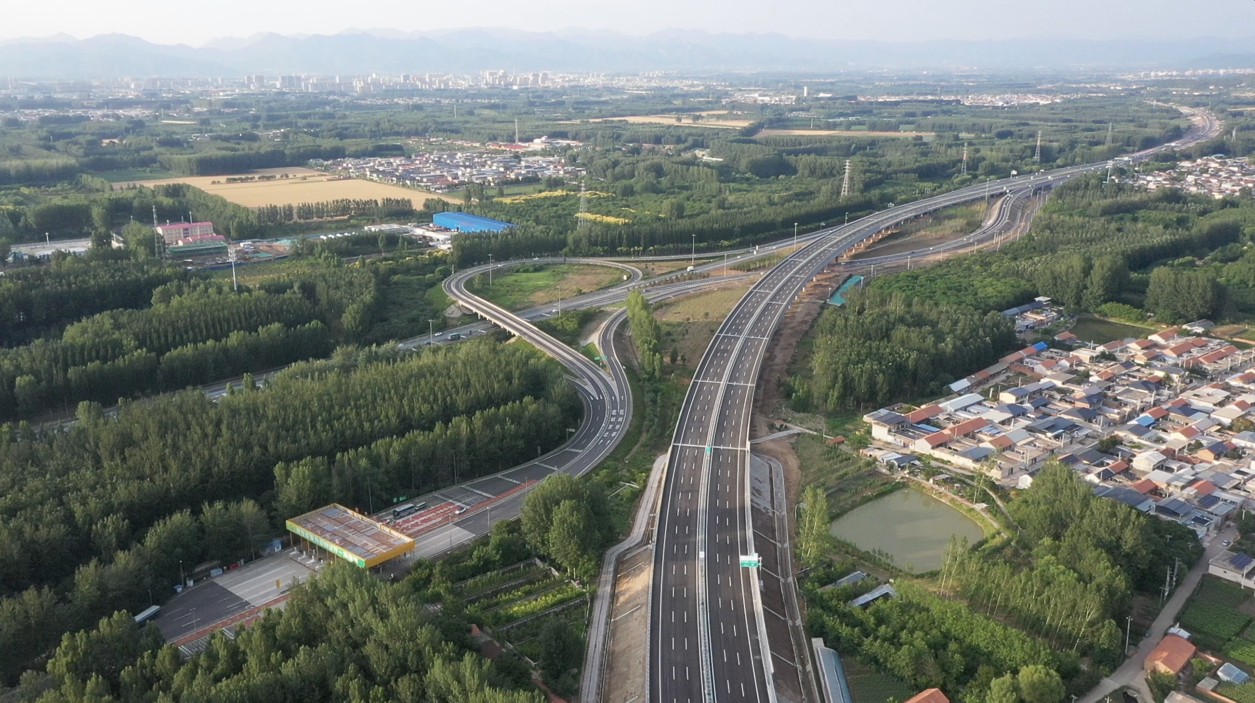 承平高速元旦通车,京津冀最大服务区亮相 承平高速元旦通车,京津冀最大服务区亮相
