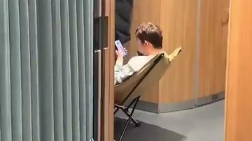 男子自带折叠椅坐高铁引热议 网友直呼比二等座还舒服！