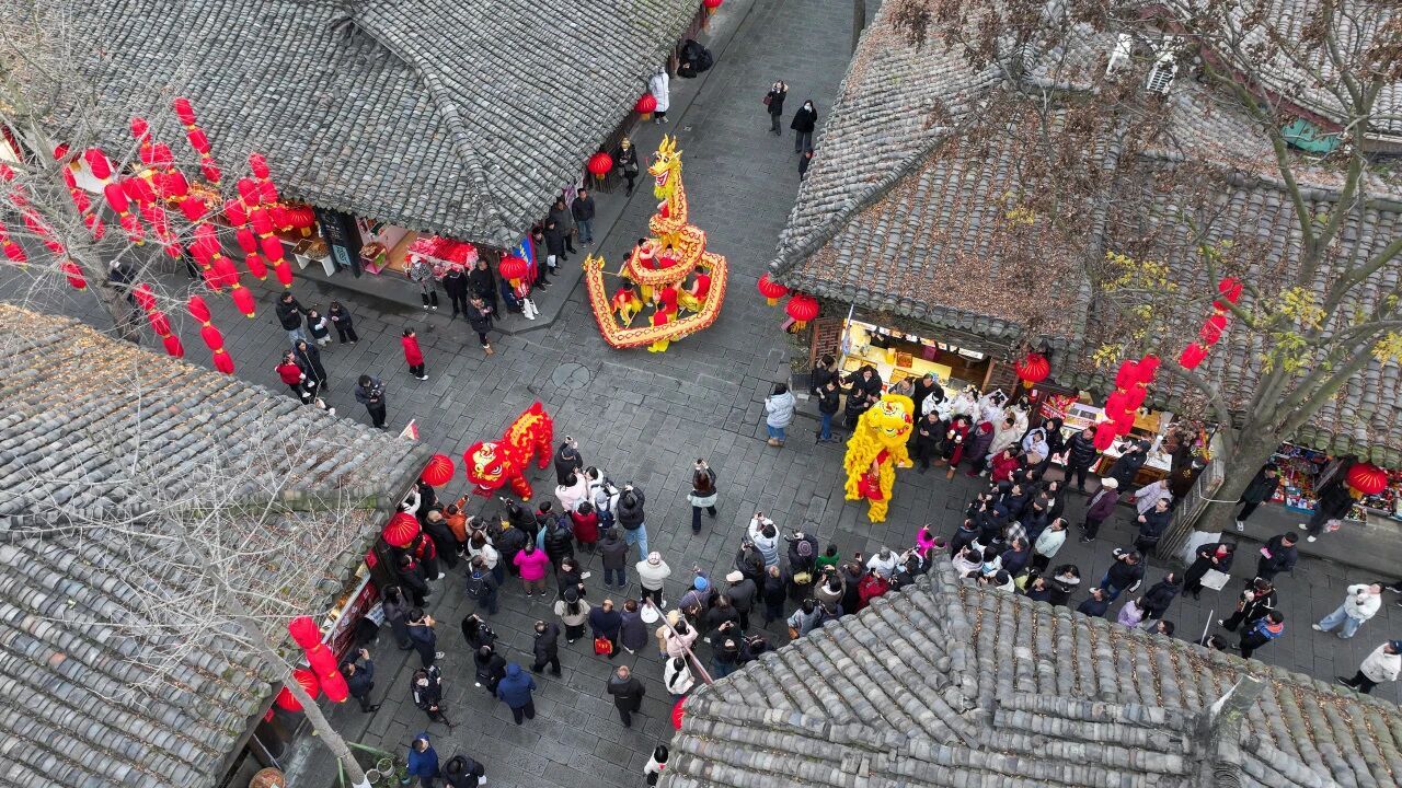 “春节老人”赐福……四川小城阆中,浓浓年味有古意 “春节老人”赐福……四川小城阆中,浓浓年味有古意
