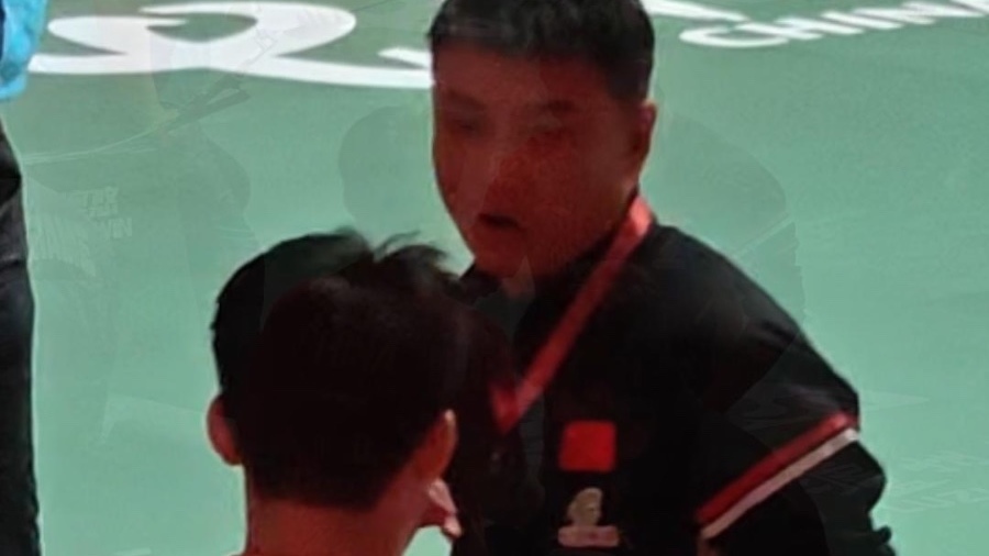 中国8-0横扫克罗地亚，赛后王皓指导第一时间给林诗栋复盘