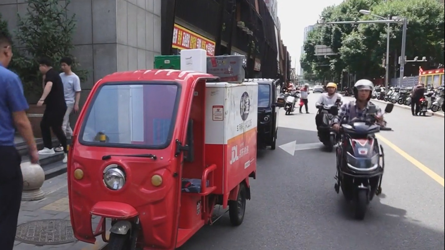 北京首个京C快递车免费专用停放区启用