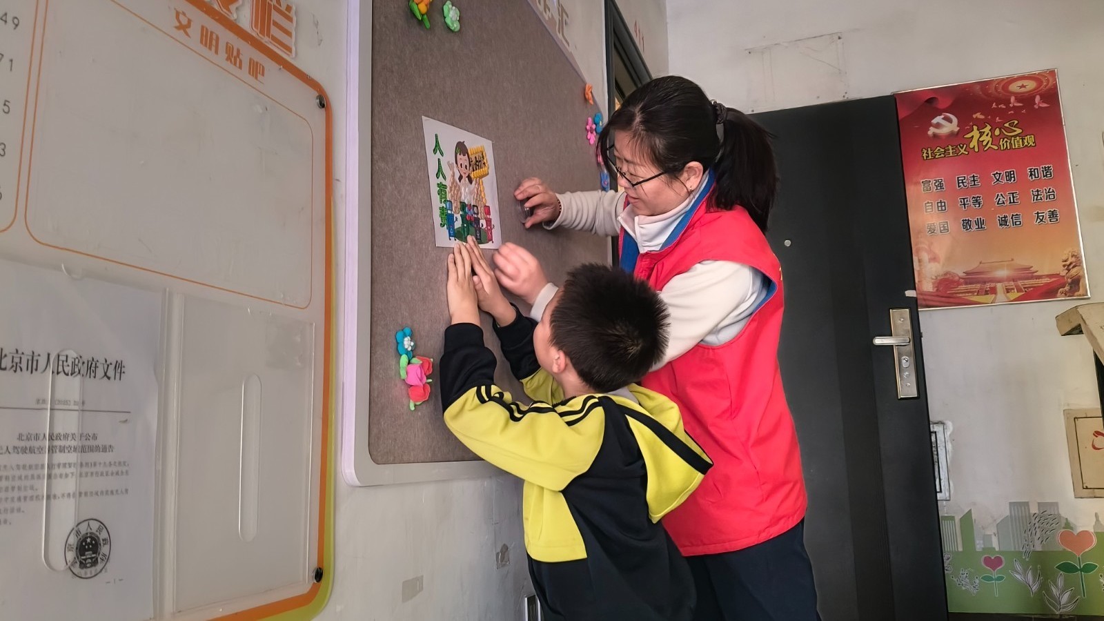 昌平城南：“银发”携“童心”楼门变身美术馆