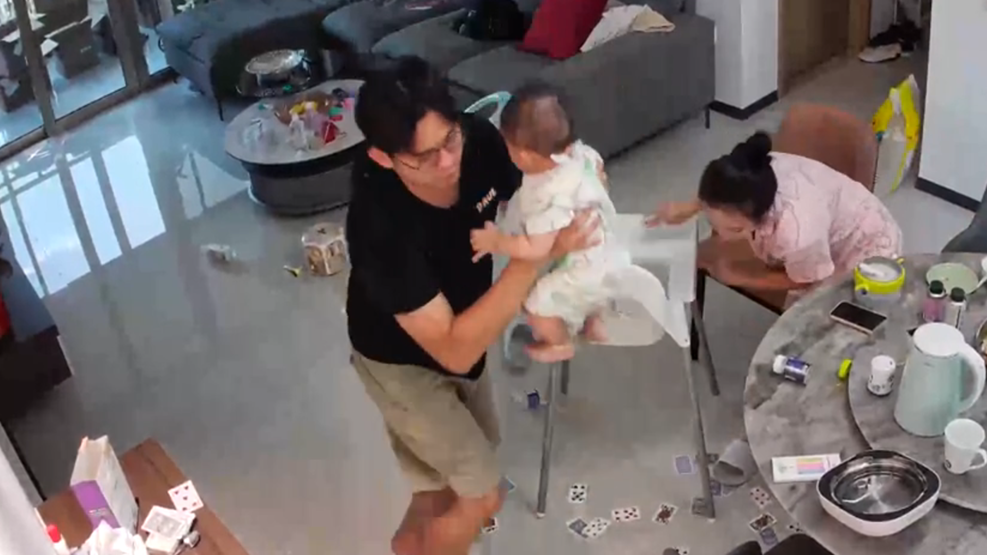 地震发生瞬间 爸爸下意识将孩子抱在怀里 护着妈妈一起钻到餐桌下躲避